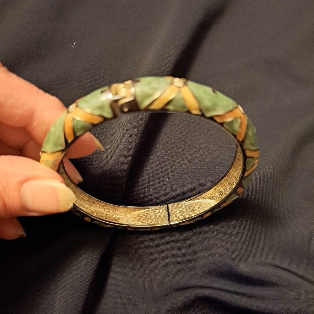 Vintage Hinged Enamel Bangle Bracelet Green W/X Details and Rhinestone - Picture 6 of 6